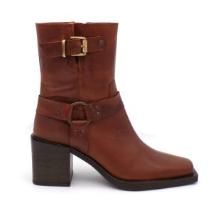 Bota em pele castanha